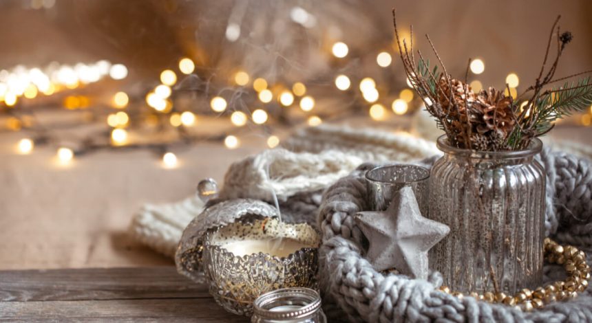 Świąteczny stroik i światełka w tle. Jak udekorować mieszkanie, by poczuć magię świąt?