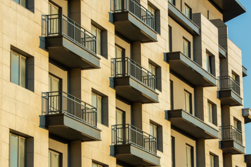 Blok mieszkalny z balkonami. Wspólnota mieszkaniowa - czym jest i jak działa?