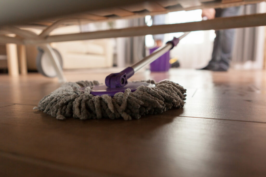 Mop pod łóżkiem. Mieszkanie łatwe do sprzątania